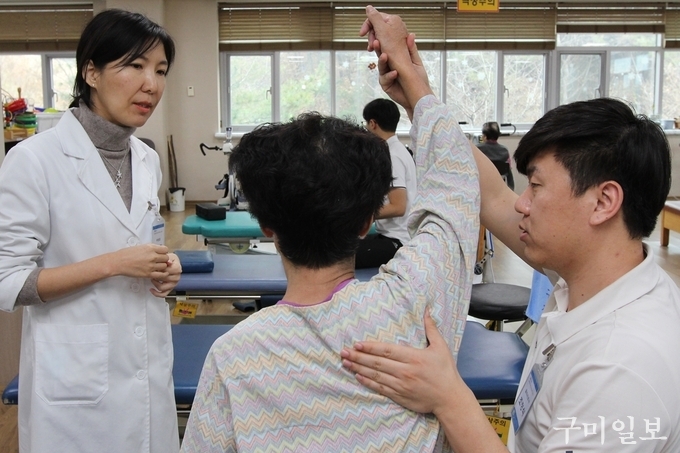 박경아 부원장(재활의학과 전문의)이 병원 내 재활치료센터에서 입원 환자에게 물리치료를 하고 있다.