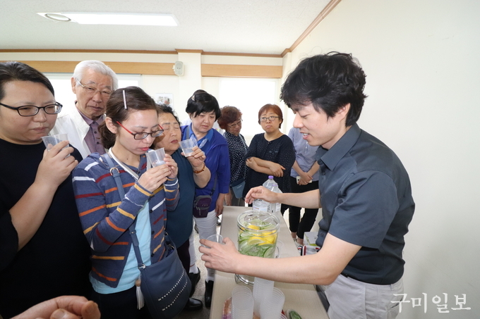 직접만든 블렌딩 음료를 나눠주고 있는 박종규 교수