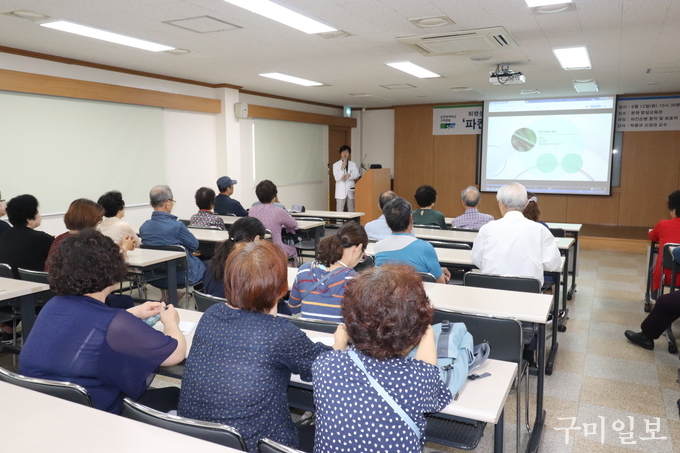 파킨슨병 공개강좌 중인 박종규 순천향대학구미병원 신경과 교수