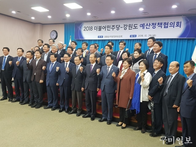 류태호 태백시장-뒷줄 좌측에서 첫번째