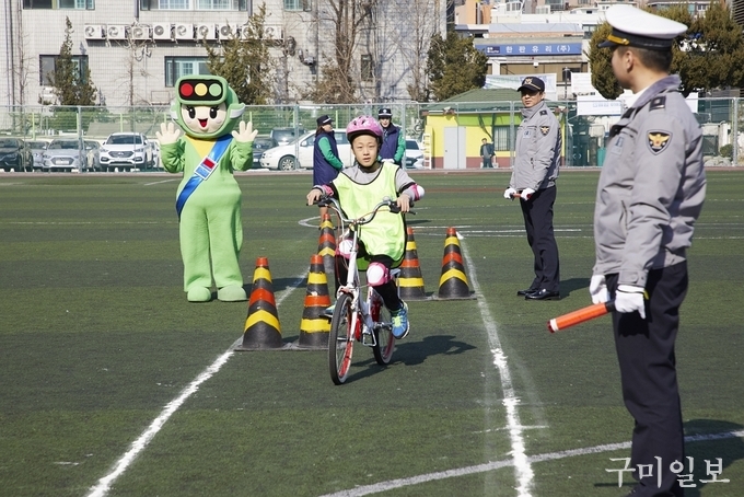 3월 14일(목) 오전 서울청구초등학교에서 도로교통공단 주최로 열린 ‘스쿨존 교통사고 Zero 캠페인’에서 안전모를 착용한 어린이가 안전수칙을 지켜가며 진지한 모습으로 자전거 운전면허 시험을 보고 있다.