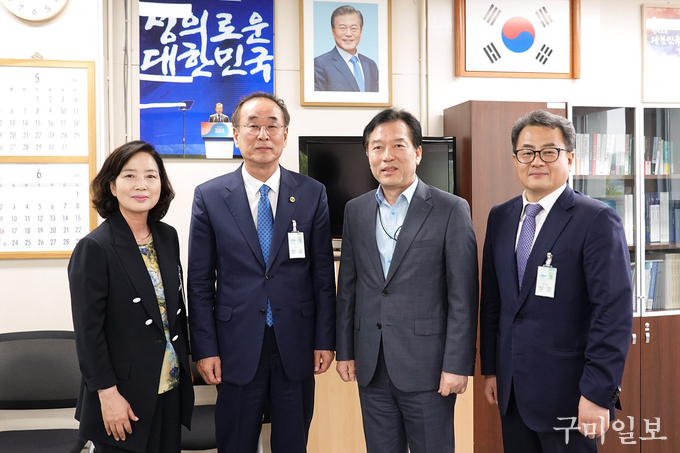 배정미 경제기획국장, 장세용 구미시장, 정태호 일자리수석, 허용석 구미전자정보기술원 구미정책연구소장