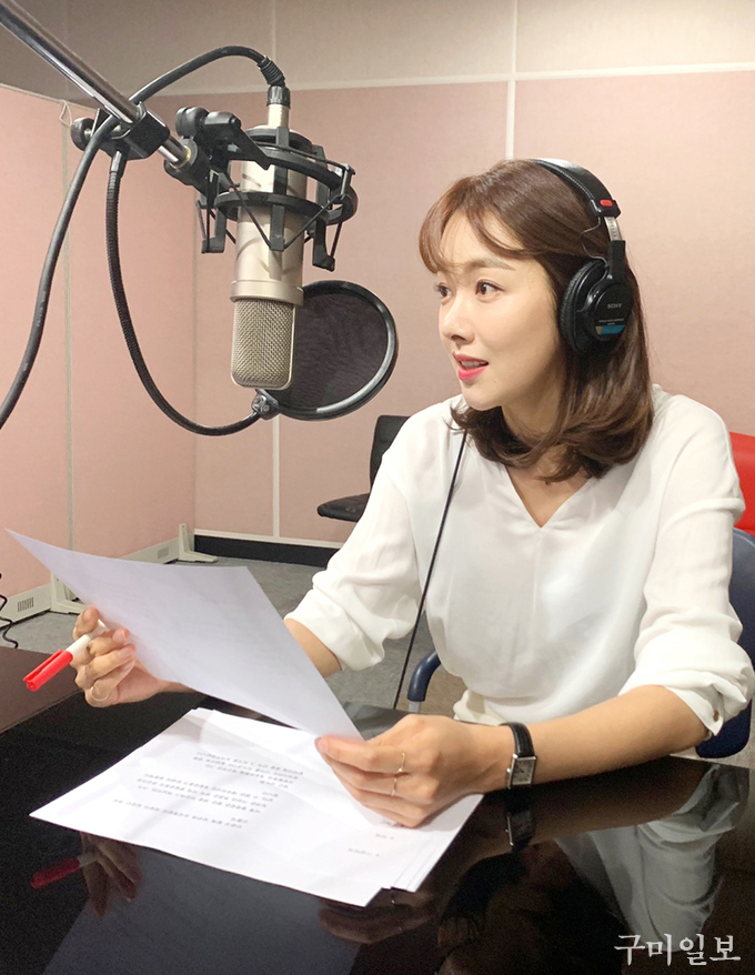 이번 영상의 내레이션을 녹음중인 배우 소이현