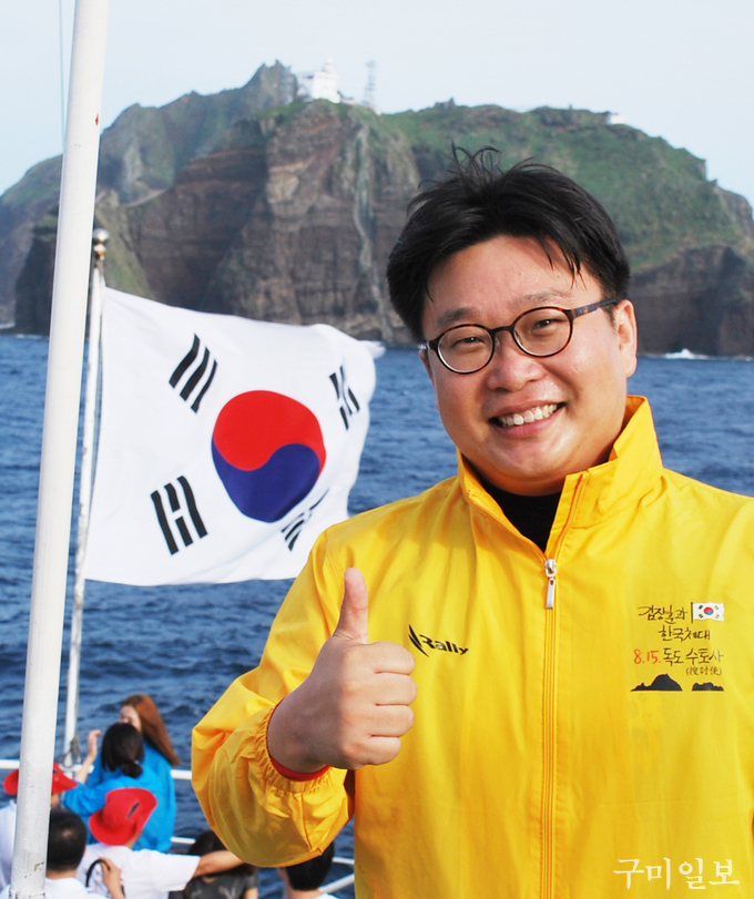 독도 앞바다에서 태극기와 함께 포즈를 취한 서경덕 성신여대 교수