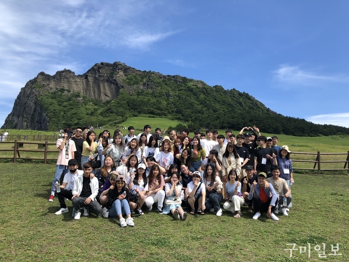 제주도 성산일출봉을 배경으로 기념촬영을 하고 있는 호산대 외국인 유학생들