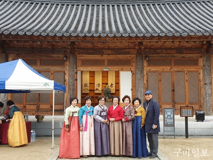 김영희 청연다례원원장(가운데) 이영철 '올가나 차박물관 '관장(맨 오른쪽)