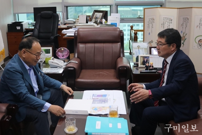 백승주 의원실을 방문한 이영관 한국도레이 회장(2019년 5월 30일)