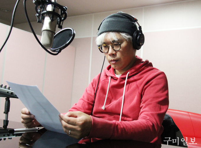 이번 영상의 내레이션을 녹음중인 김태호 PD