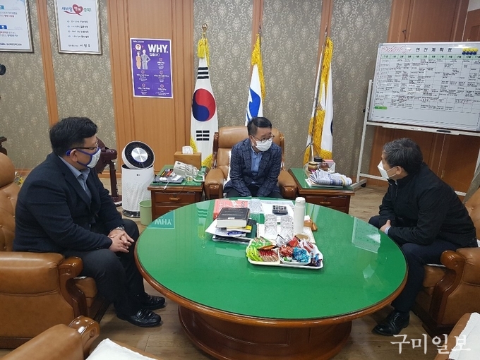  2월 27일(목) 김현권 국회의원(오른쪽)과 김득환 경북도의원(왼쪽)이 전창록 경북경제진흥원장(가운데)과 코로나 지원대책을 협의하고 있다.
