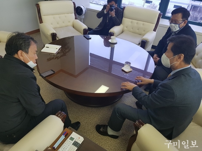 2월 27일(목) 김현권 국회의원(왼쪽)과 김득환 경북도의원(오른쪽)이 박진우 경북신용재단 이사장(가운데)과 코로나 지원대책을 논의하고 있다.