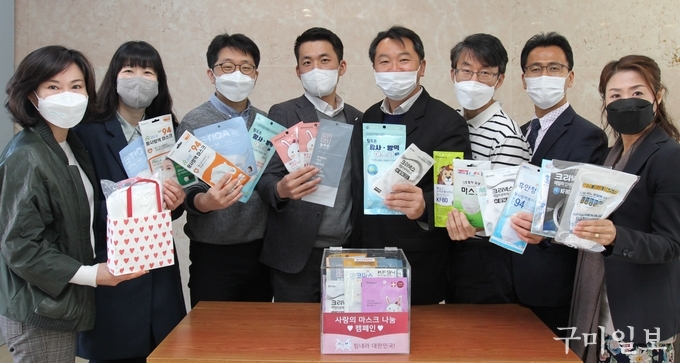 구미대 교직원들이 장애 학생들을 위해 ‘사랑의 마스크 나눔’캠페인을 펼치고 있다. 4월 2일 구미대 장애학생지원센터에서는 그간 모여진 마스크를 장애 학생들에게 1차분으로 우편으로 발송하고, 이후 기부된 마스크는 등교 시에 장애 학생들에게 직접 나눠 줄 예정이다.