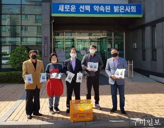 2020년 4월 6일(월) ‘고기가’ 식육식당 박경미 대표가 법무부 구미준법지원센터에 원호품을 전달하고 있다.(사진 좌측부터 구미보호관찰협의회 최재석 회장, 고기가 식육식당 박경미 대표, 구미준법지원센터 권우택 소장, 구미준법지원센터 김태영 계장, 구미보호관찰협의회 이재명 사무국장)