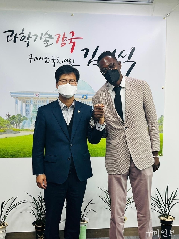 좌측부터 김영식 국회의원(구미을)과 넷플릭스 딘 가필드 부사장