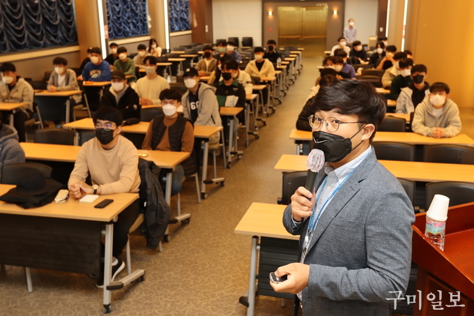 지난 10월 19일(화), 구미대학교 성실관 시청각홀에서 열린 ㈜에코프로 채용설명회. ㈜에코프로는 친환경 및 2차전지 핵심 소재 개발과 배터리 리사이클 사업 분야에 글로벌 기업으로 도약하고 있는 중견기업이다.