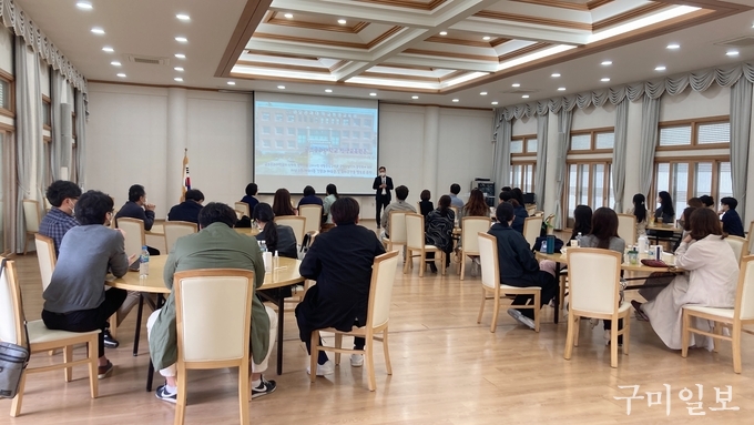 김영형 금오공대 평생교육원장이 경북예술로 사업 관련 오리엔테이션을 진행하고 있다.