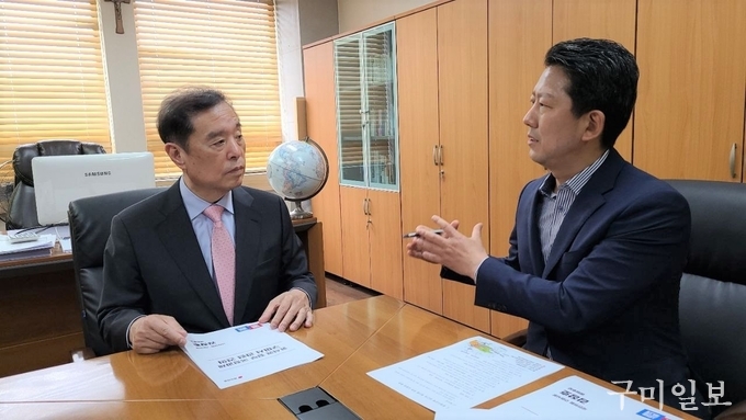 김장호 국민의힘 구미시장 후보가 5월 8일(일) 김병준 대통령직인수위원회 지역균형발전위원장을 만나 구미의 주요 현안에 대한 윤석열 정부의 특별지원을 요청하고 있다.