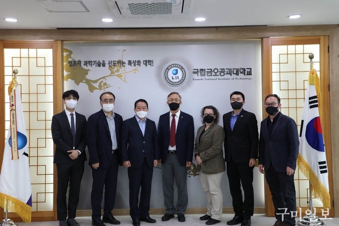  단체사진(좌측부터 곽윤상 교수, 이현권 기획협력처장, 곽호상 총장, 토니 킴 박사, 우측에서 첫 번째 김동성 센터장)