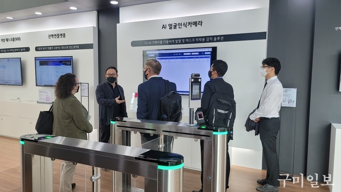 산학협력관 내 5G 체험관 견학
