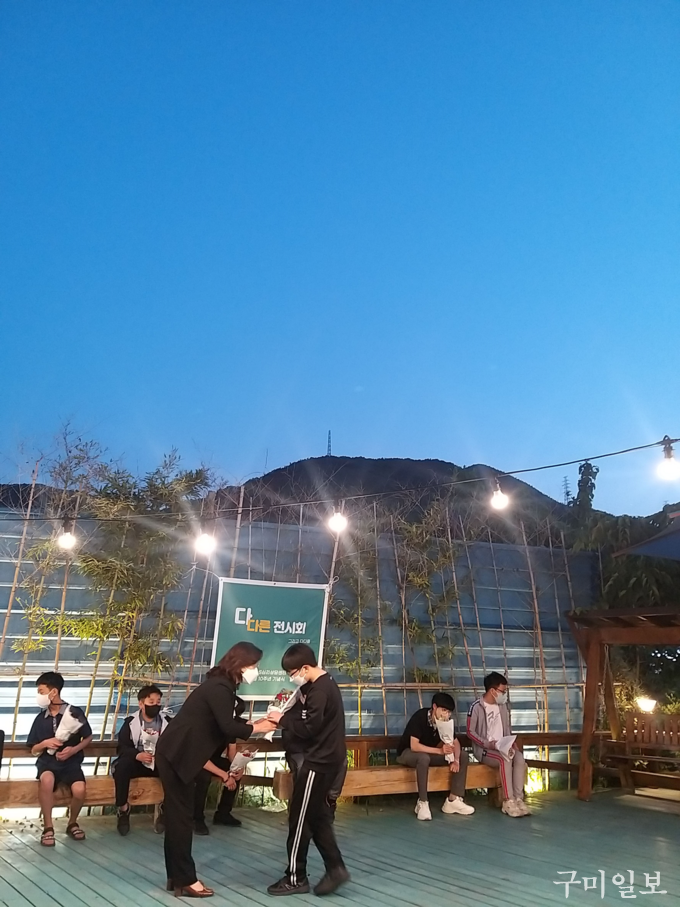 안진희 인동동 행정복지센터 동장이 장애학생들에게 꽃다발을 전달하는 모습
