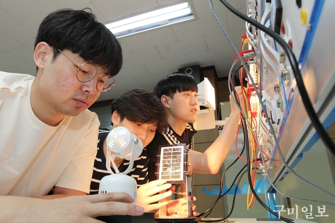 학생들이 신재생에너지 실습실에서 태양광발전에 대한 실습을 하고 있다.