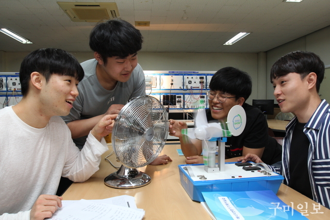 학생들이 신재생에너지 실습실에서 풍력발전에 대한 실습을 하고 있다.