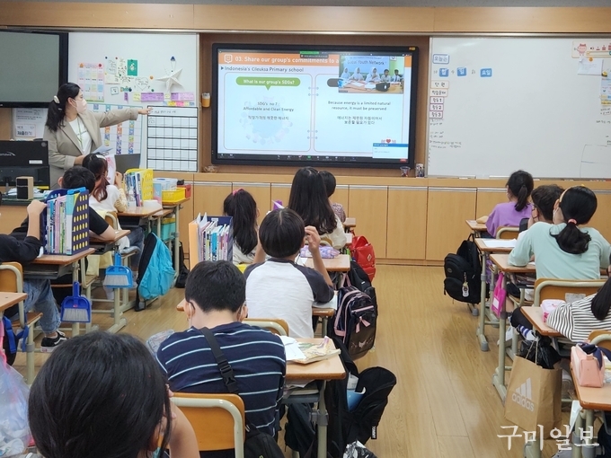인도네시아의 CILEUKSA초등학교와 선주초등학교 4학년 1반 학생들이 실시간 비대면으로 교류하는 모습(사진 제공=굿네이버스 경북서부지부)