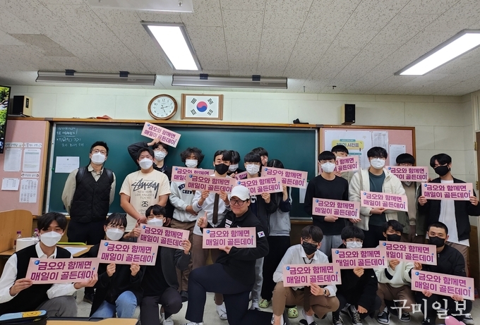 기계공학과 이길용 교수와 학생 단체사진