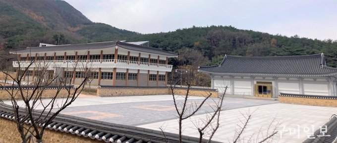 좌측부터 교육수련관, 동학기념관