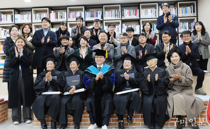 칠곡할매글꼴 할머니들이 마지막 수업을 마치고 기념 촬영을 하고 있다.