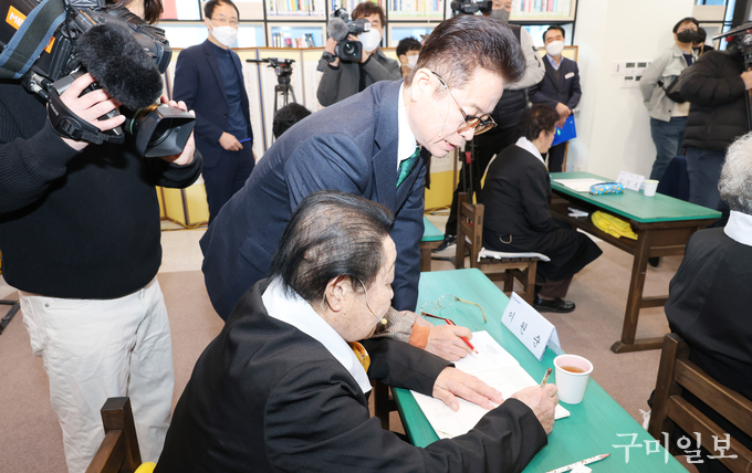 이철우 도지사가 할머니가 작성한 받아 쓰기를 채점하고 있다.