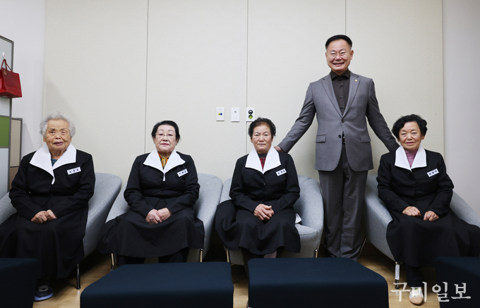 마지막 수업에 앞서 김재욱 칠곡군수가 할머니와 함께 기념 촬영을 하고 있다.