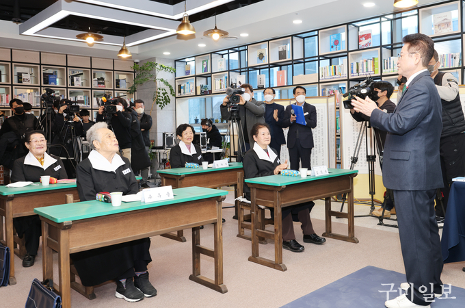 경북 4대 정신에 대해 강의 중인 이철우 도지사