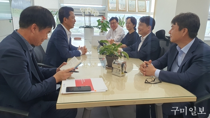 김장호 구미시장이 정부세종청사 행정안전부를 방문하여 지역 현안사업의 필요성과 당위성을 설명했다. 