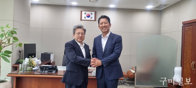 김장호 구미시장이 이원재 국토교통부 제1차관을 만나 동구미역 신설의 필요성에 대해 설파하고 각별한 지원을 요청했다.