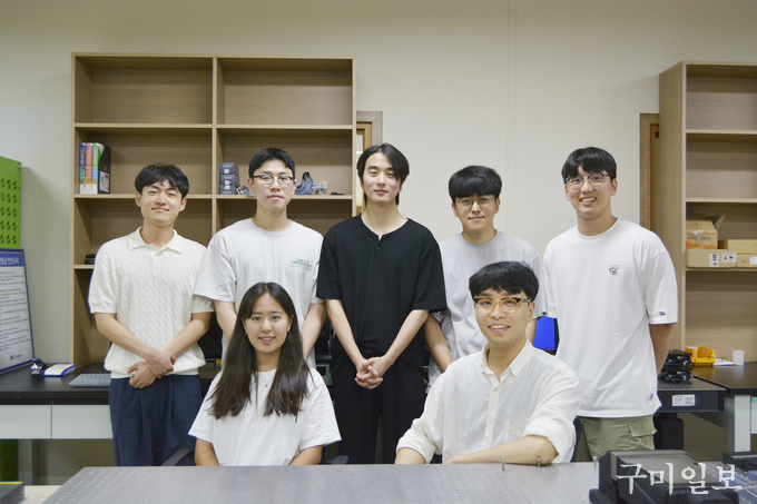 곽윤상 교수(우측 아래 첫번째)와 응용 진동-파동 전파 연구실 학생들