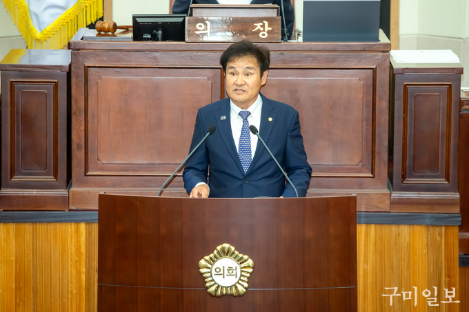 김재우 의원이 시정질문으르 하고 있다.