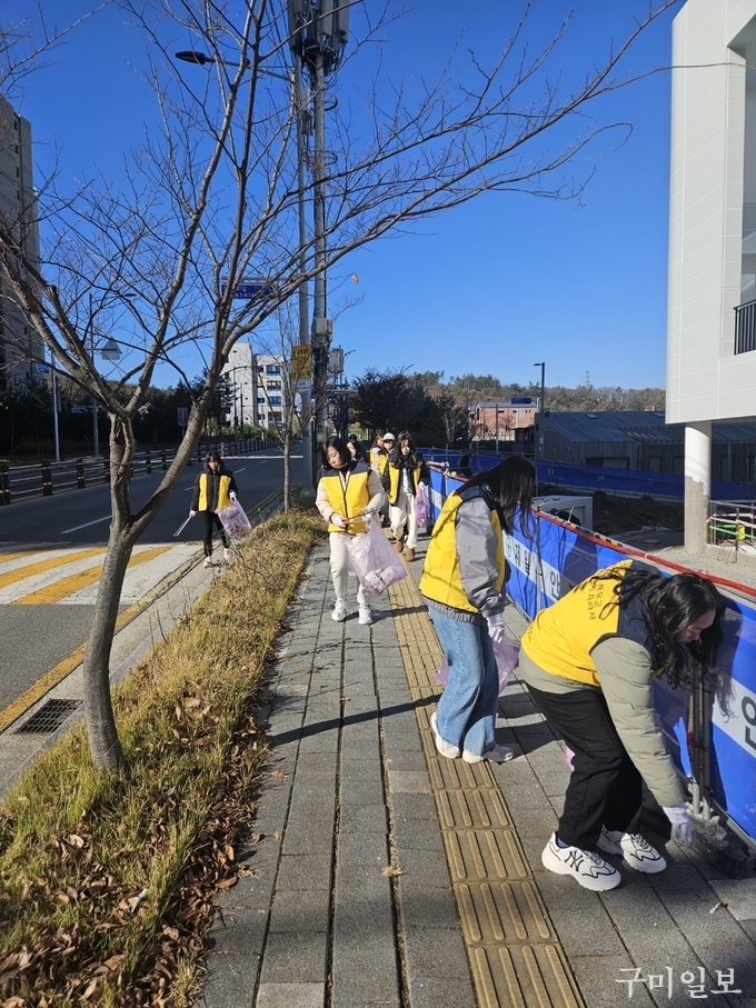 학부모 플로깅 진행 모습. ‘사진 제공=굿네이버스 경북서부지부’