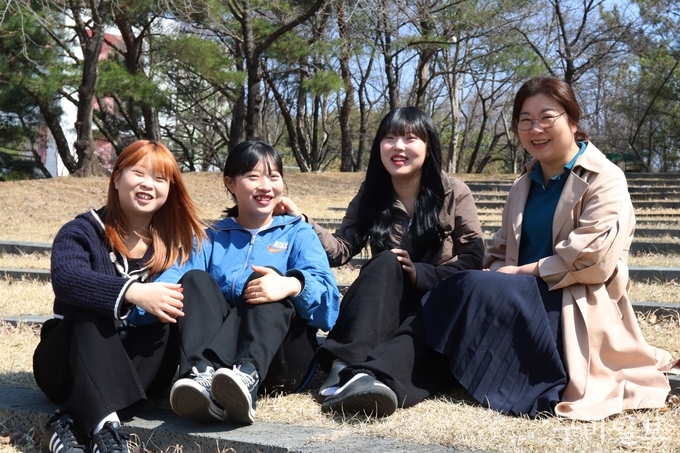 네 모녀가 구미대 야외공연장에서 환하게 웃고 있다. 우측부터 엄마 이남희 씨, 큰 언니 임혜경 씨, 둘째 혜민 씨, 셋째 혜정 씨.