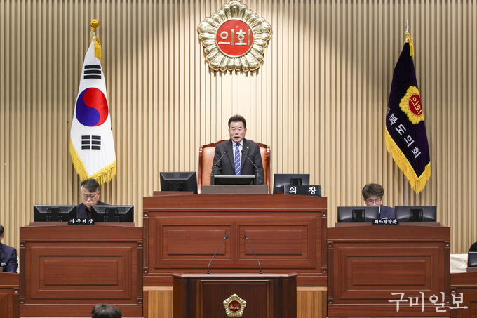 제345회 임시회에서 배한철 의장이 개회사를 하고 있다.