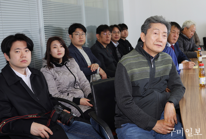 대일기업 박병태 대표를 비롯한 기업 관계자와 담당 직원이 코트라 관계자의 설명을 경청하고 있다.