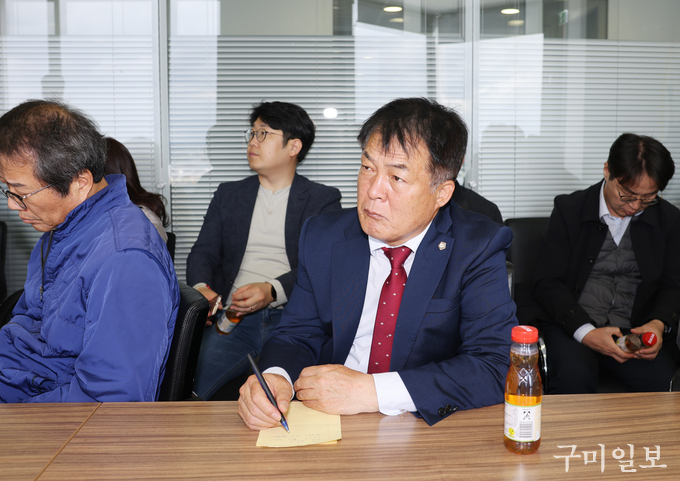 권선호 칠곡군의원이 코트라 관계자의 설명에 집중하고 있다.
