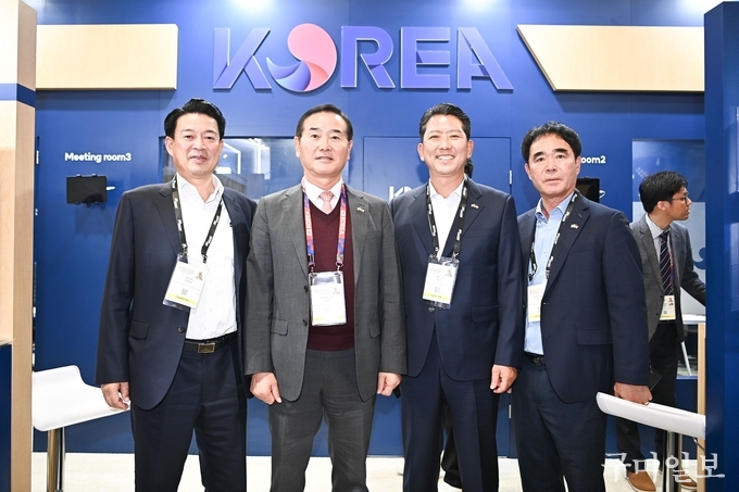 좌측부터 윤재호 상공회의소장, 최병로 한국방위산업진흥회 상근부회장, 김장호 구미시장, 조동현 구미국제친선협회장
