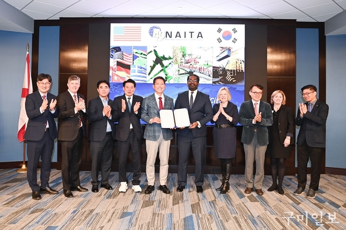 구미시-NAITA MOU 단체(왼쪽 3번째부터 조동현 구미국제친선협회장 윤재호 상공회의소장 김장호 구미시장 Daryl Davis NAITA회장 Anne Burkett NAITA 이사 문추연 구미전자정보기술원장)