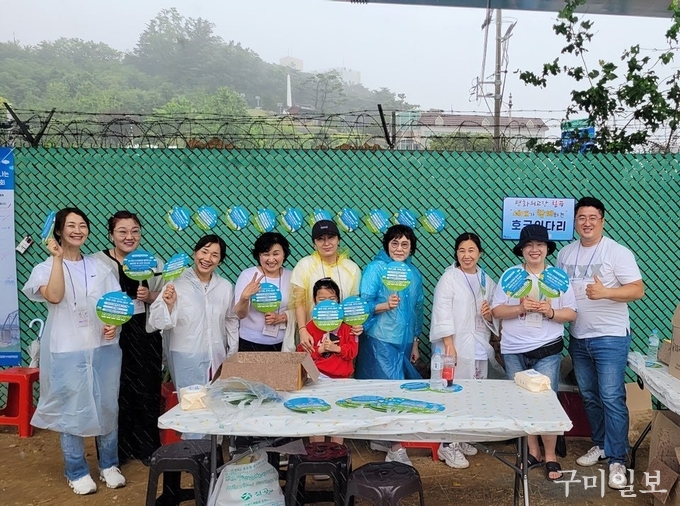 “우리 마을의 기억을 함께 엮었습니다”<br>
비 오는 날씨에도 활짝 웃으며 관람객을 맞이하는 왜관읍문화도시사업추진단원들. 주민들의 오래된 사진을 발품 팔아 모으고 전시까지 직접 기획하며, 세대 공감의 장을 만들었다.