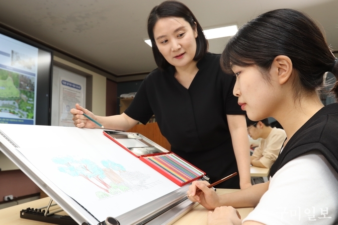 박금미 도시조경디자인과 학과장이 학생에게 실습 지도를 하고 있다.