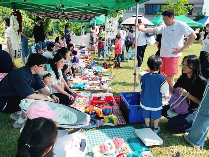 7월 1일(화), 학부모와 아이들이 장터를 이용하는 모습.