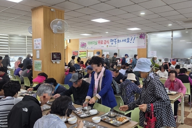 구미시 노인종합복지관, 어버이날 맞아 경로식당 무료급식 제공